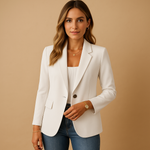 Femme portant le blazer cintré blanc sur un top blanc et un jean