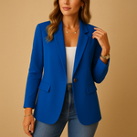Femme portant le blazer cintré bleu ouvert sur un top blanc et un jean