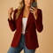 Femme portant le blazer cintré bordeaux ouvert sur un top blanc et un jean
