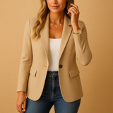Femme portant le blazer cintré marron clair sur un top blanc et un jean