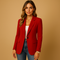 Femme portant le blazer cintré rouge boutonné sur un top blanc et un jean