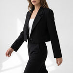 Blazer court noir porté en marchant