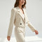 Blazer court beige à revers porté