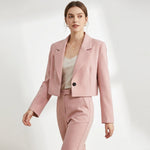 Blazer court rose à revers porté