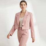 Blazer court rose à revers porté