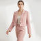 Blazer court rose à revers porté