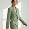 Blazer court vert à revers porté