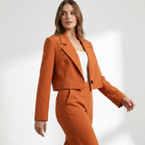 Blazer court orange porté avec un pantalon assorti