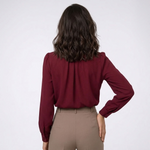 Dos de la blouse plissée rouge bordeaux