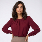 Blouse plissée rouge bordeaux à col rond portée