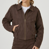 Détail du col et de la fermeture zippée du blouson marron