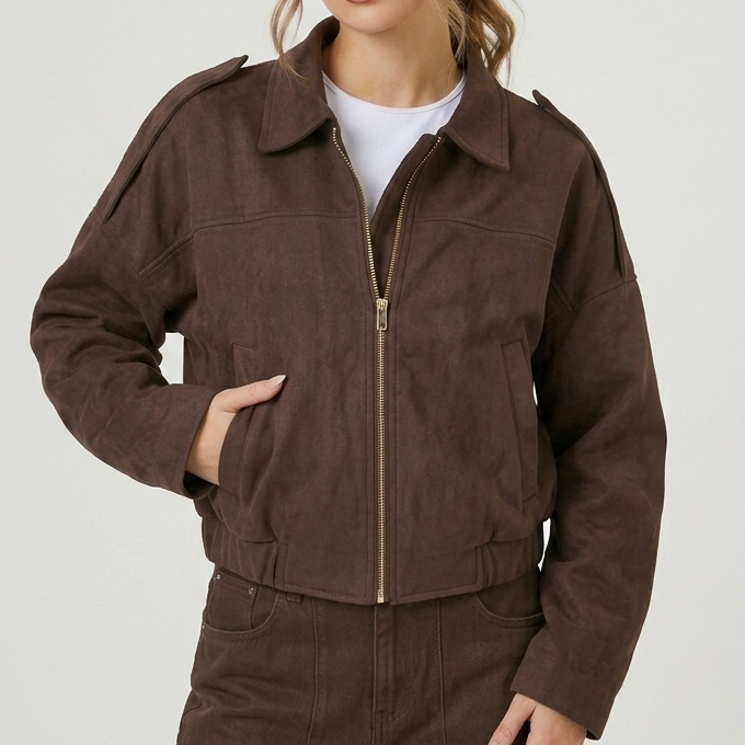 Détail du col et de la fermeture zippée du blouson marron