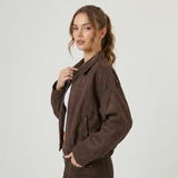Blouson court marron vu de trois quarts