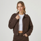 Blouson court marron zippé porté ouvert