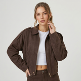 Blouson court marron à col chemise porté