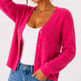 Détail de la texture duveteuse et des boutons du cardigan magenta