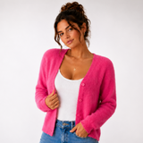 Cardigan court duveteux magenta à col V porté avec un jean