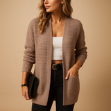 Cardigan long rose à col V porté ouvert