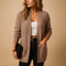 Cardigan long rose à col V porté ouvert