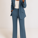 Ensemble blazer et pantalon large bleu, vue en pied