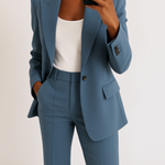 Détail du blazer bleu et du pantalon large assorti