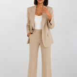 Ensemble blazer et pantalon large beige porté