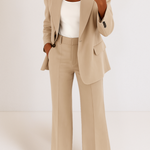 Ensemble beige, blazer à revers et pantalon large