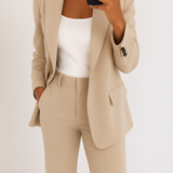 Détail du blazer beige et du pantalon assorti