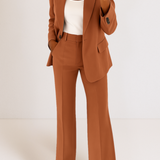Ensemble blazer et pantalon large marron porté