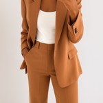 Détail du blazer marron et du pantalon assorti