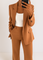 Détail du blazer marron et du pantalon assorti