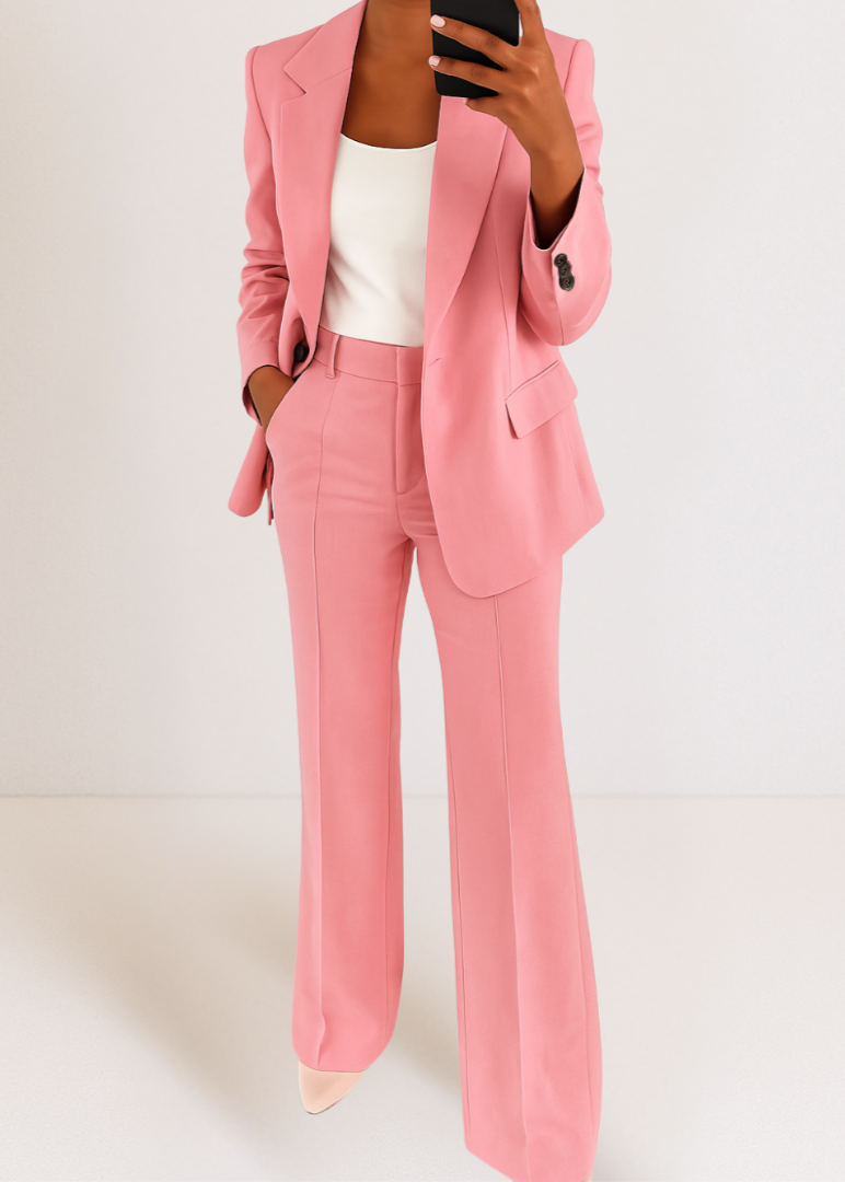 Ensemble blazer et pantalon large rose porté
