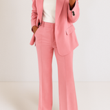 Ensemble blazer et pantalon large rose porté