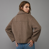 Dos du manteau court marron
