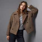 Manteau court croisé marron vu de trois quarts