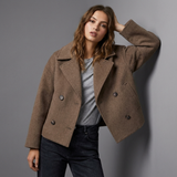 Manteau court croisé marron vu de trois quarts