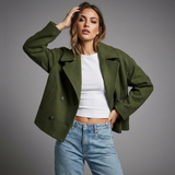 Manteau court croisé vert porté avec un jean