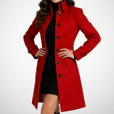Détail de la fermeture boutonnée du manteau rouge