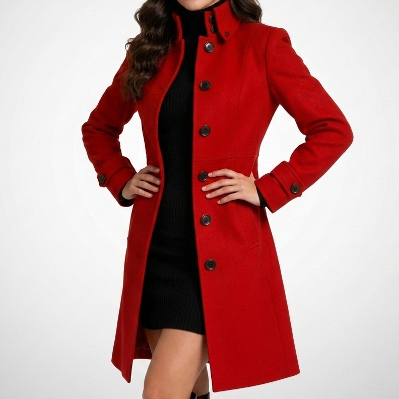 Détail de la fermeture boutonnée du manteau rouge