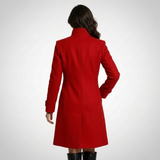 Dos du manteau long rouge
