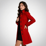 Manteau long rouge à col montant vue de trois quarts