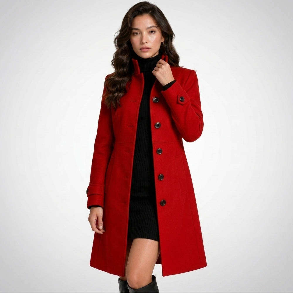 Manteau long rouge porté avec col relevé