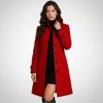 Manteau long rouge porté avec col relevé