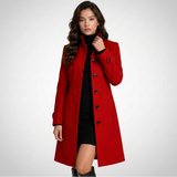 Manteau long rouge porté avec col relevé