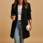 Manteau mi-long noir porté avec un jean