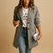 Manteau mi-long gris porté avec un jean