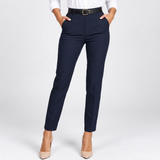 Pantalon taille haute bleu marine porté avec une chemise blanche