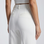 Détail de la poche arrière du pantalon blanc