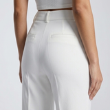 Détail de la poche arrière du pantalon blanc