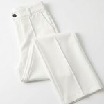Pantalon blanc plié, détail du bouton et du pli